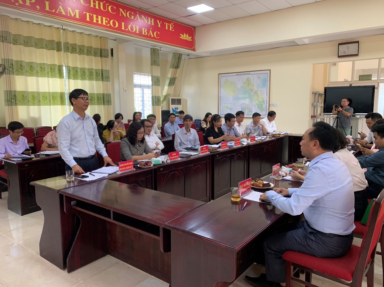TTND, BSCKII. Bùi Tiến Thanh - Tỉnh ủy viên, Giám đốc Sở Y tế phát biểu tại buổi làm việc